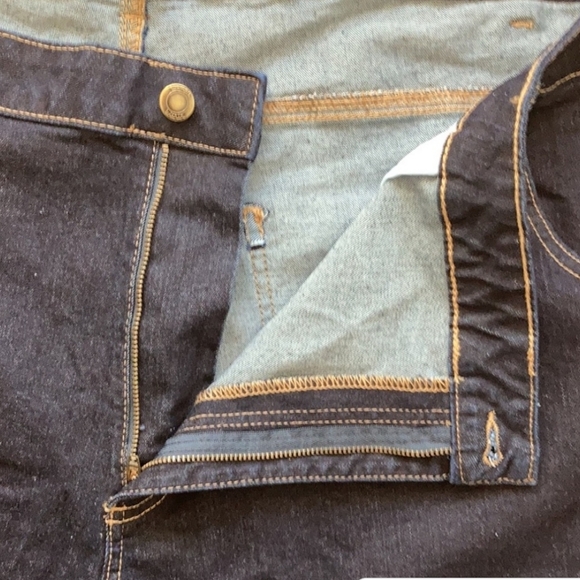 Women within jean shorts - Picture 5 of 5